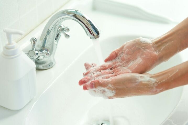 umivanje rok z milom za preprečevanje črvov